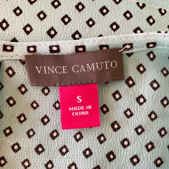 Vince Camuto women’s size small cute blue patterned top with side tie accent - Picture 5 of 8